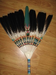 Ejemplo de un abanico ceremonial que utilizan las tribus indígenas.