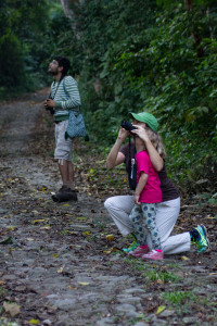 La autora y su hija Maya y José Antonio Robles, observando aves en La Bajada. Foto de Brian Slobe.