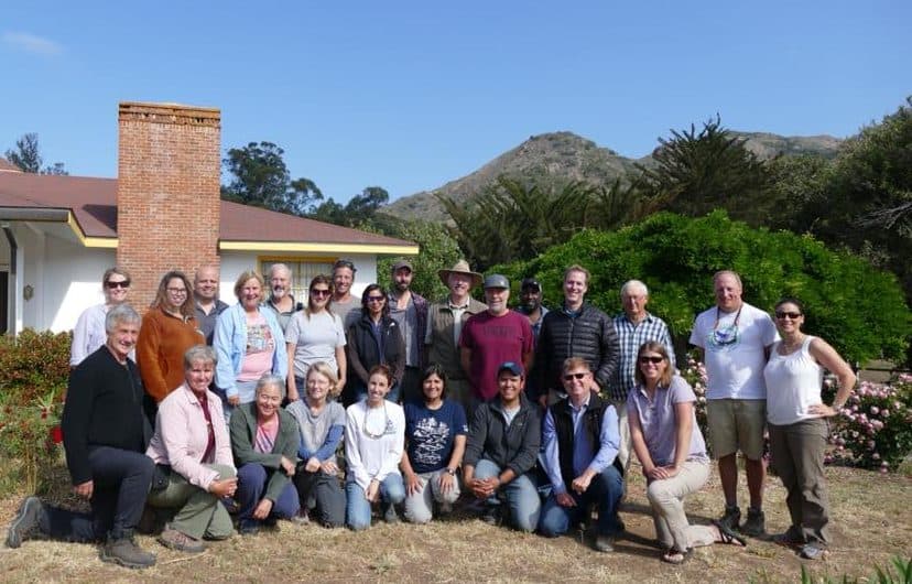 Los asistentes a la reunión del Grupo de Trabajo de Ciencias en el rancho TNC, Isla Santa Cruz, CA (foto cortesía de Jennie Duberstein).