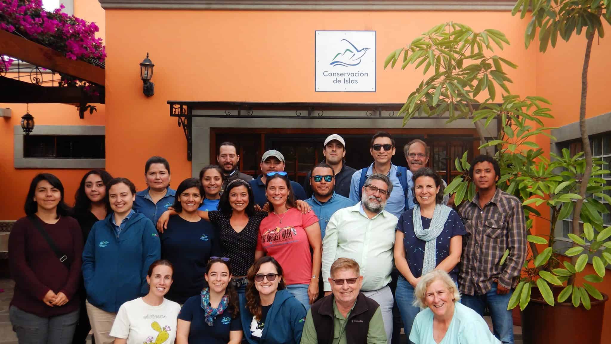 El Grupo de Trabajo de Ciencias posando frente a la oficina del GECI, en Ensenada, Baja California (foto cortesía de GECI).