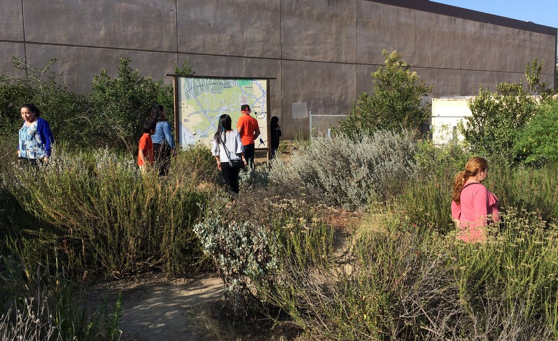 Estudiantes y sus padres exploran el hábitat del patio escolar en la Primaria Leo Politi cerca del centro de Loa Ángeles (foto de Angie Horn/Asociación Nacional de Refugios de Vida Silvestre).