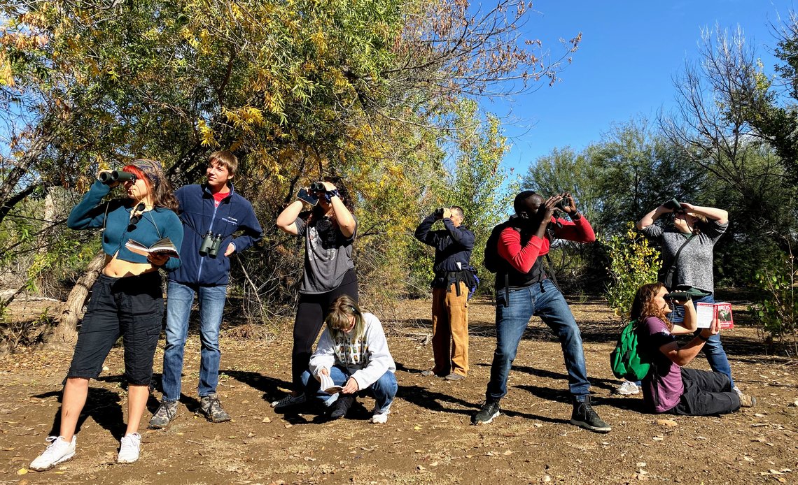 Jóvenes observadores de aves se ponen en pose durante una salida del Bird-a-Thon (foto de Ironwood Tree Experience).