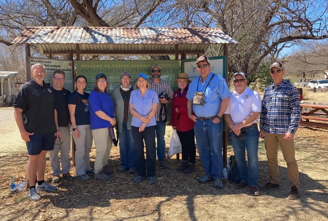 La Dirección Regional del FWS visita el Centro Paton para Colibríes de Audubon  Tucson (foto cortesía de Jennie Duberstein).