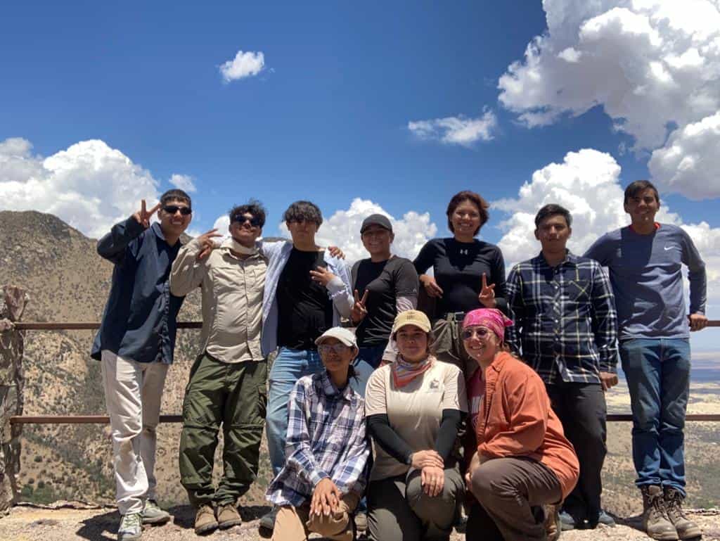 Los miembros del Jóvenes Fronterizos para el Cuidado de la Tierra 2021 y el personal de la BRN posan para un recuerdo en grupo (foto cortesía de BRN).