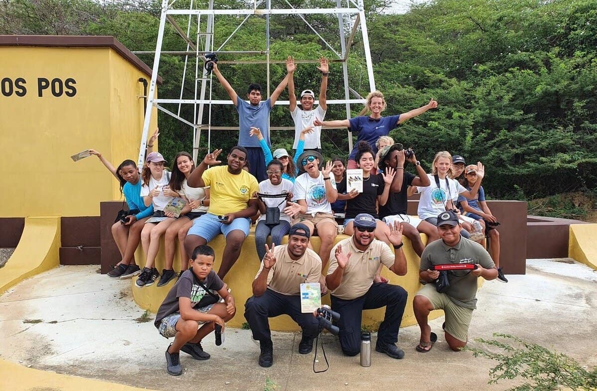 En Bonaire, Wild Bird Rehab recibió recientemente guías de campo para ayudar a identificar las aves llevadas a su centro para recibir tratamiento, y las donaciones de equipos coordinadas por la guía local Susan Davis permitieron a los STINAPA Junior Rangers participar en un Gran Día Mundial (Foto de STINAPA Bonaire).