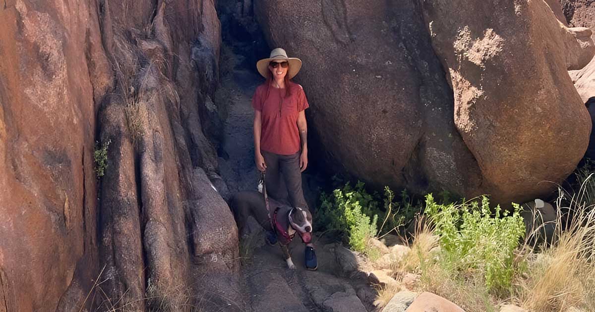 Emily Clark de excursión con su perra, Paloma.